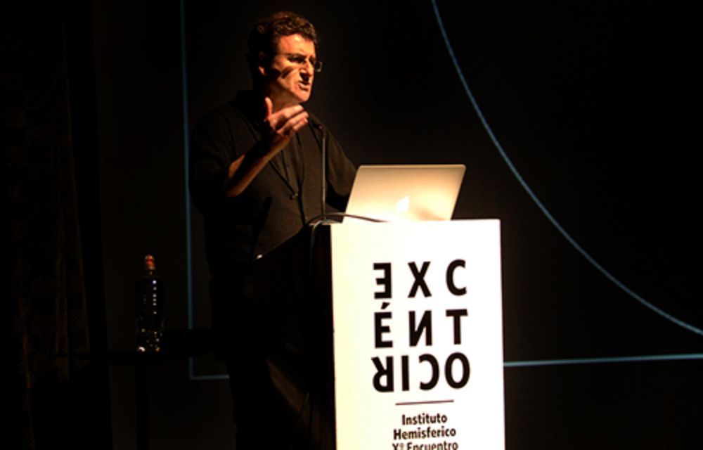 Contaminación, vivir en dictadura, racismo e inmigración, fueron los temas que abordó en su conferencia central dictada en el marco del Encuentro eXcéntrico.