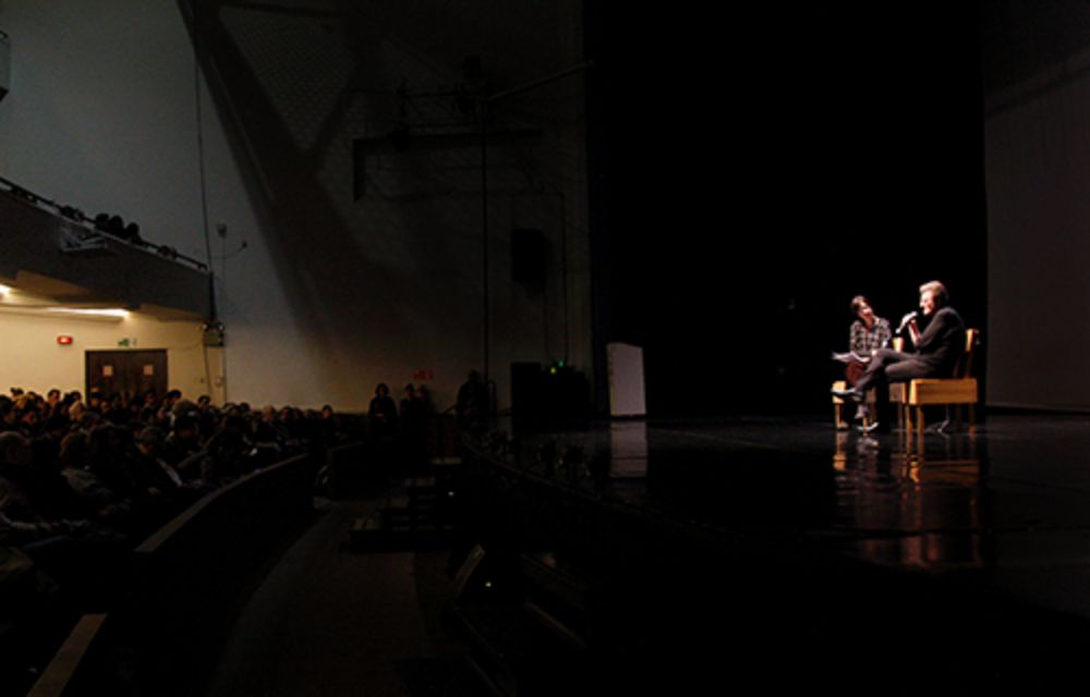 La doctora de la Universidad de Stanford, Esther Gabara realizó un diálogo con el Premio Nacional de Artes Plásticas 2013.