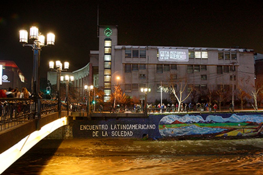 Pasada las siete de la tarde de este miércoles 20, el proyector del colectivo The Illuminator comenzó a iluminar las frases de apoyo al movimiento estudiantil.