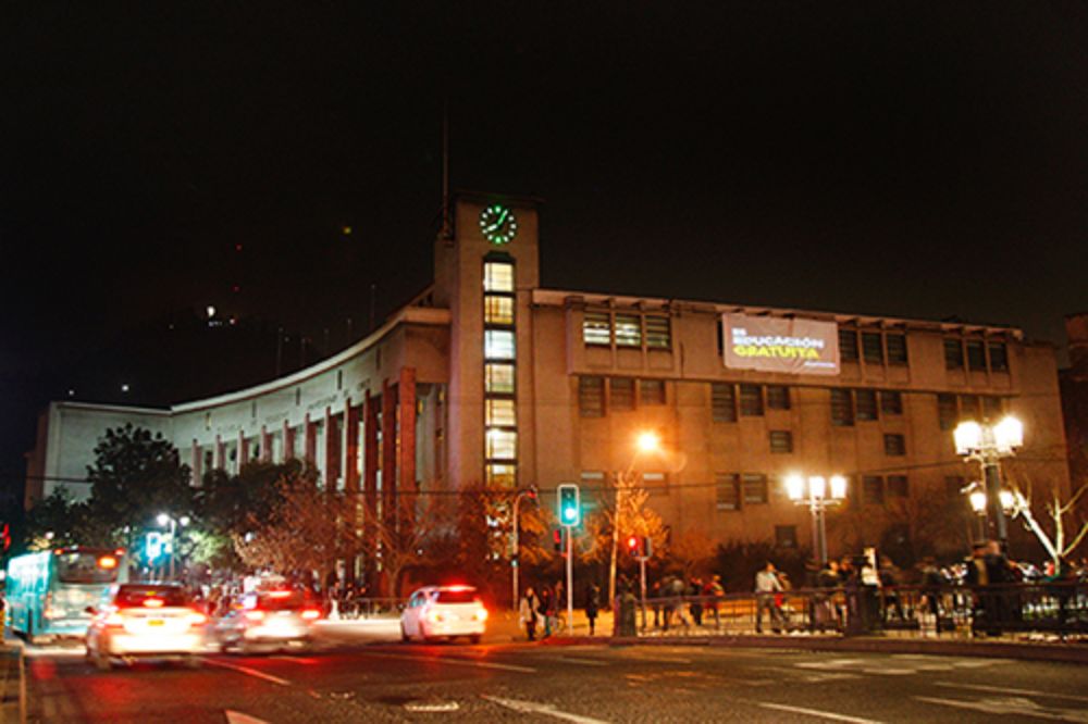 Estudiantes y transeúntes participaron de esta acción en el costado del edificio de la Facultad de Derecho.