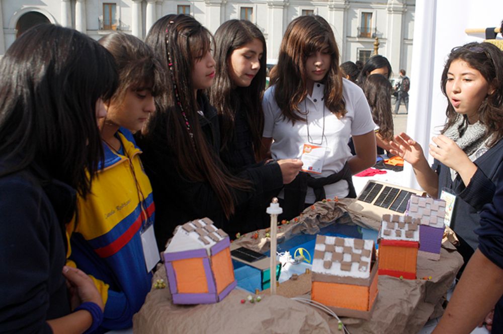 Múltiples iniciativas se instalan desde el aula escolar para generar mayor acercamiento de las niñas a la tecnología y el conocimiento.
