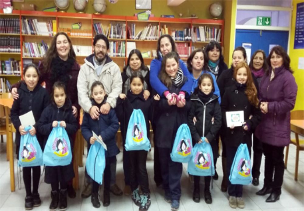Niñas de la Escuela Luis Matte recibiendo los kits de "Julieta".