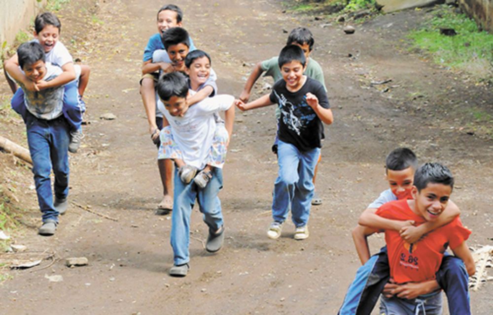 Al jugar, los niños interactúan con su entorno y representan su diario vivir, transformándose en experiencias lúdicas, dinámicas y que provocan el goce.