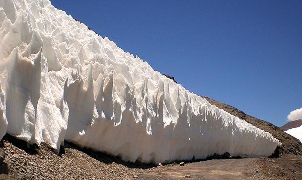 Como explicó el académico, la destrucción de los glaciares tendría graves consecuencias para los ecosistemas, la actividad productiva y la vida humana.