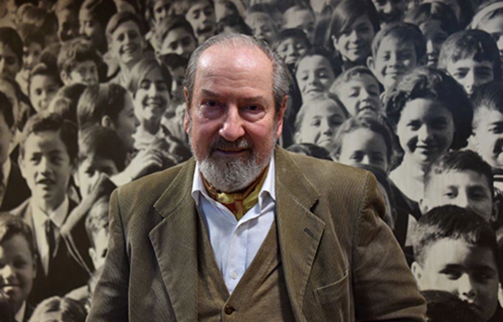 El poeta Manuel Silva Acevedo escribe poesía desde los 15 años, cuando cursaba sus estudios secundarios en el Instituto Nacional.