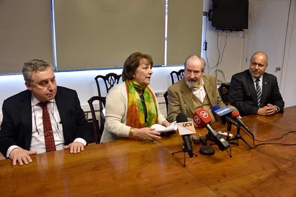 El jurado decidió entregarle este galardón en función de su trayectoria y obra, la que calificó como clave en nuestra literatura.