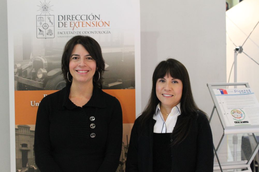  Profesoras Ximena Lee, Directora de la Oficina de Educación y Karin Lagos, Subdirectora de la Oficina de Educación de la Facultad de Odontología.