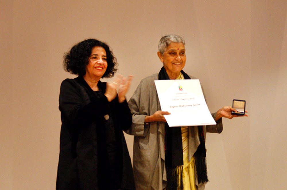 La vicerrectora Faride Zeran junto a Gayatri Spivak tras el otorgamiento del Doctor Honoris Causa. 