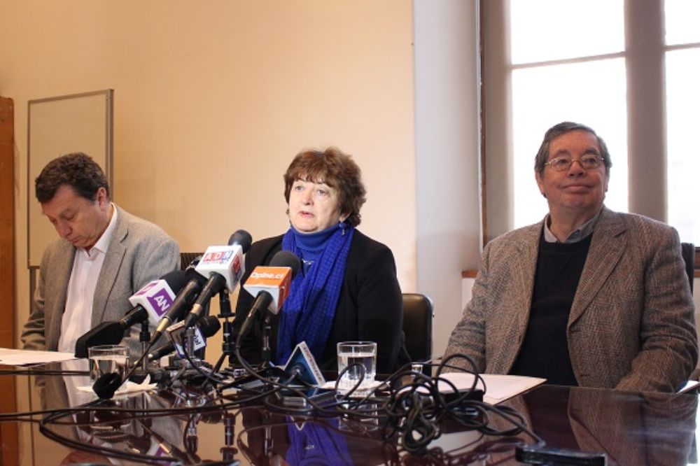 El Vicepresidente del Senado Universitario, Juan Carlos Letelier; la Decana de la Facultad de Filosofía y Humanidades, María Eugenia Góngora; y el Senador Carlos Ruiz. 
