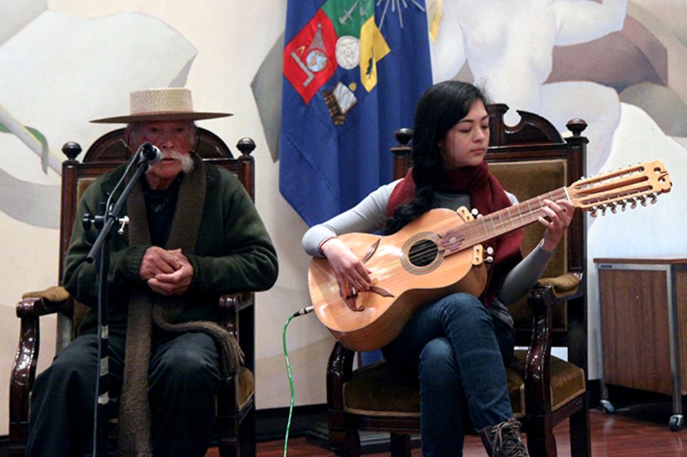 Arnoldo Madariaga junto a su nieta en la apertura del encuentro donde participó además el artista Fidel Améstica.