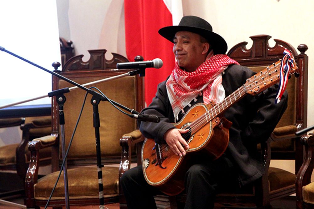 "Un saludo muy fraterno, cuando la paya hoy se ha vestido de terno, ha colmado su cuaderno con el aire y su cantar y se ha podido elevar conquistando sus peldaños y tras 62 años, se viene a titular".