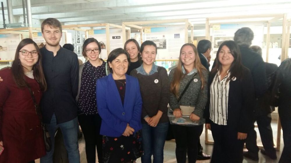 El equipo creador de la Casa Cebolla junto a la ministra de Vivienda, Paulina Saball.