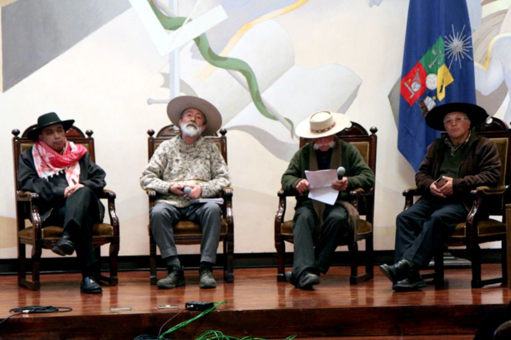 Artistas y académicos junto al público asistentes conversaron sobre la situación y los desafíos de la poesía improvisada en nuestro país.