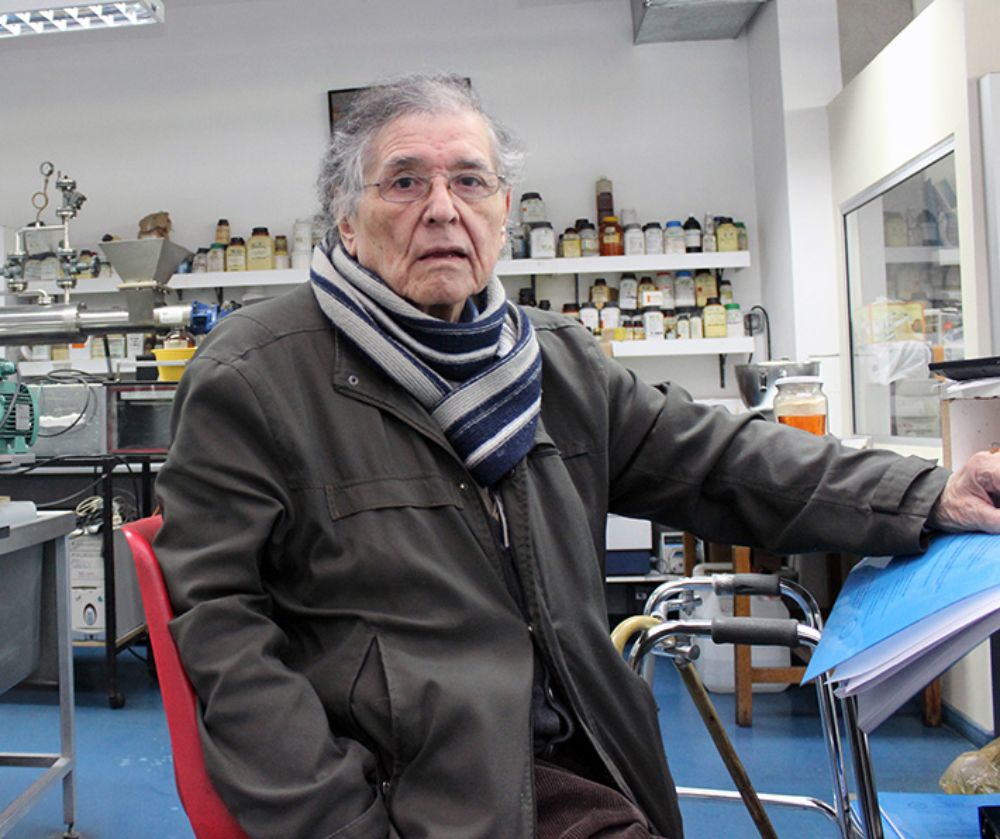 Eduardo Castro, académico de la Facultad de Ciencias Químicas y Farmacéuticas lleva más de una década investigando la quinoa y desarrollando alimentos en base a este milenario cultivo.