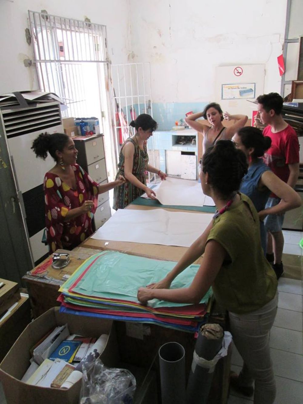 Una de las particularidades de la muestra es el cruce que hay entre las reivindicaciones de los movimientos estudiantiles con las demandas feministas y del pueblo mapuche.