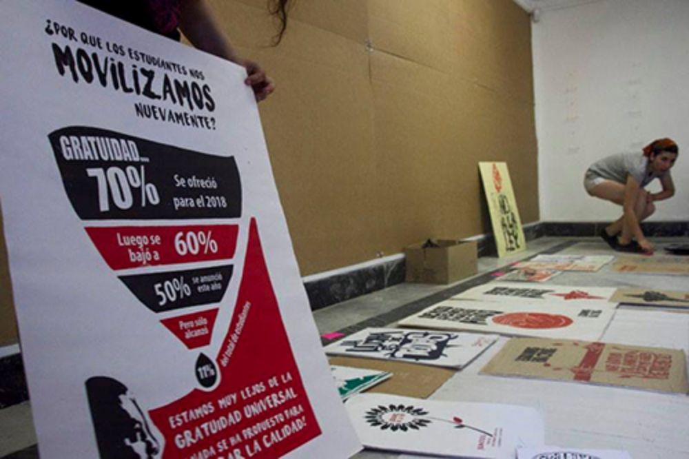 Las gráficas de la muestra recopilan trabajos realizados con diferentes técnicas como la xilografía, la serigrafía y el diseño digital.