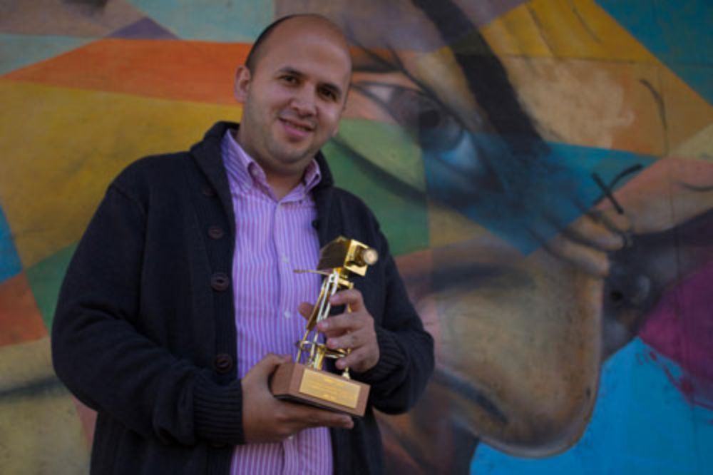 Juan Vásquez, egresado de la Escuela de Periodismo y director de "Dale Color". 