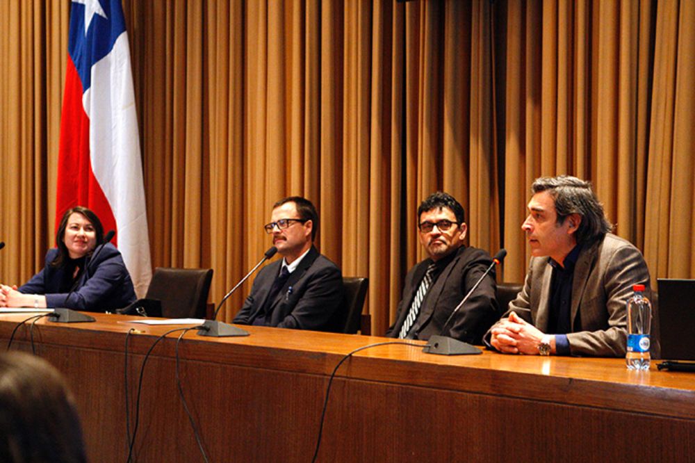 Marcela Letelier del Cuech, junto a los vicerrectores Jorge Valdivia y Flavio Salazar y al profesor Gabriel Vargas, coordinador del proyecto Uredes ​UNIDA.
