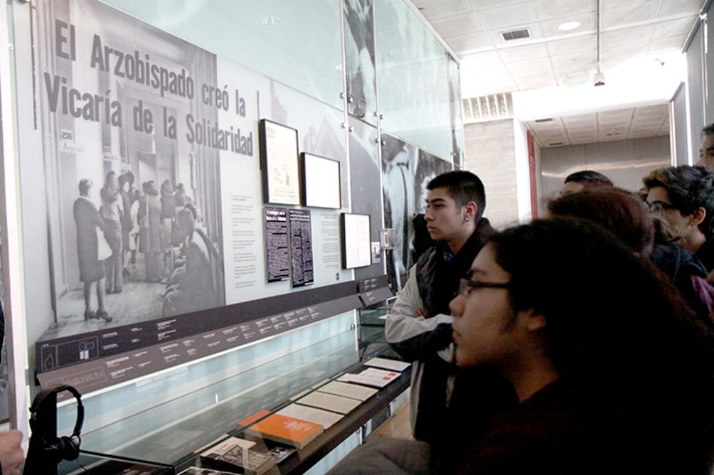 Posterior al recorrido, las y los estudiantes se reunieron en la explanada del Museo con el fin de discutir y dar cierre al trabajo de memoria.