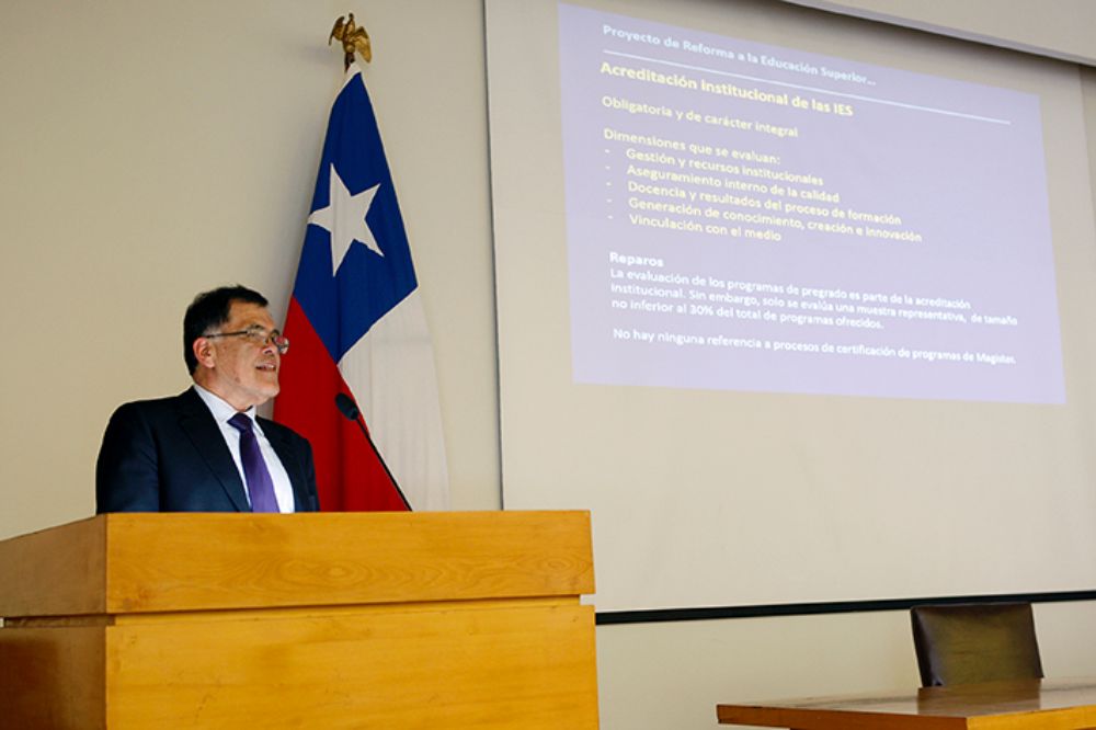 "¿Qué ha hecho el Estado en este cuarto de siglo? Fue lejano y vio cómo se degradaba un sistema", planteó el decano Aceituno.