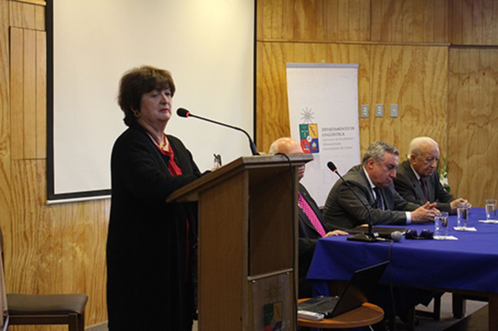 María Eugenia Góngora, decana de la Facultad de FIlosofía y Humanidades, calificó como "maestros" a ambos académicos.