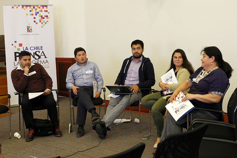 Tras la presentación del profesor Bellei y las preguntas del público, los asistentes se reunieron para profundizar en el tema del acceso y equidad.