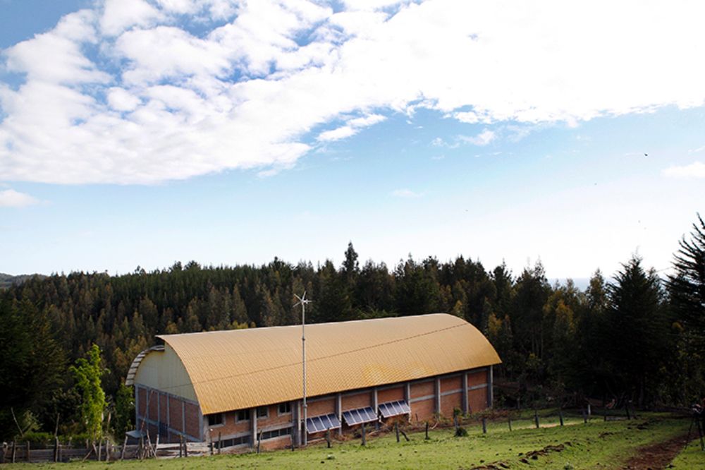 Desde finales de octubre es que el galpón de la comunidad José Painecura cuenta con el sistema hídrido de energía.