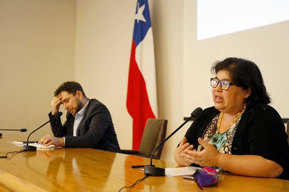 Myriam Barahona, presidenta de la FENAFUCh estuvo a cargo de moderar el espacio de discusión.