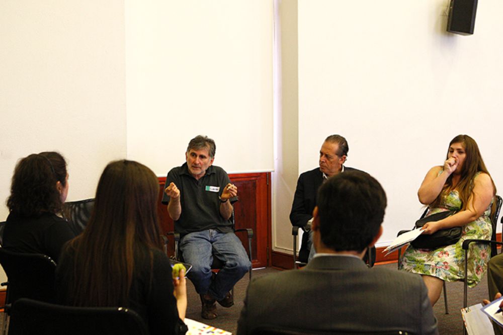 Finalizada la exposición y espacio de preguntas y comentarios, los asistentes a esta actividad se reunieron para dialogar en torno a los temas emergentes del proceso.