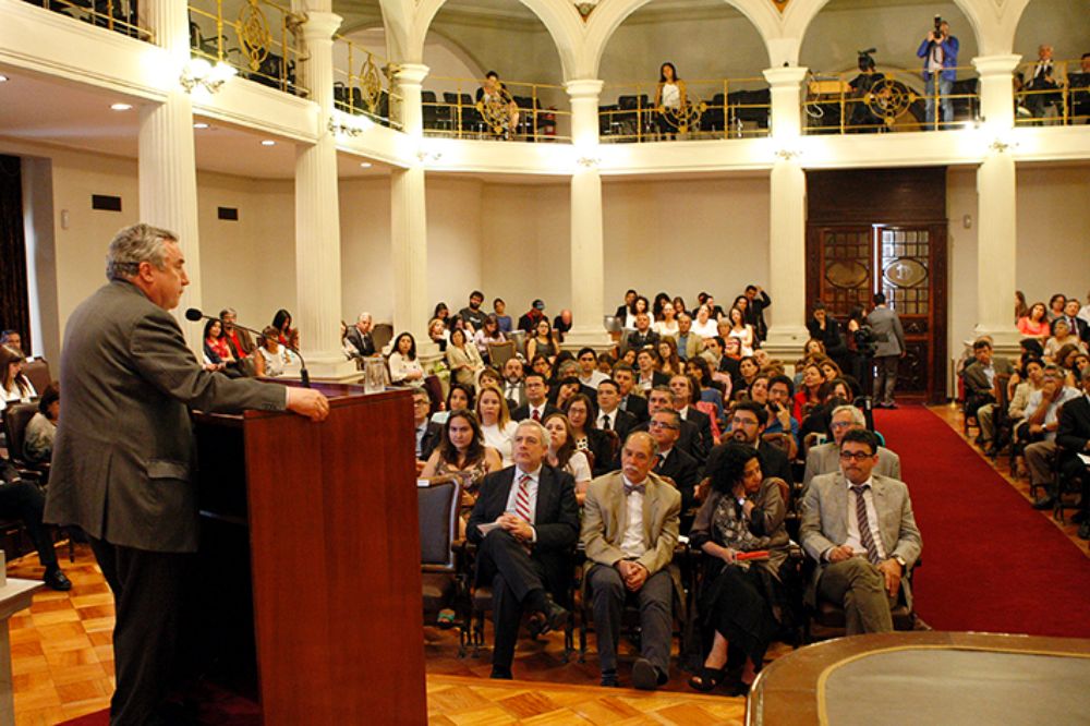El Rector Vivaldi aseguró que los académicos galardonados representan fielmente los valores de la Universidad de Chile.