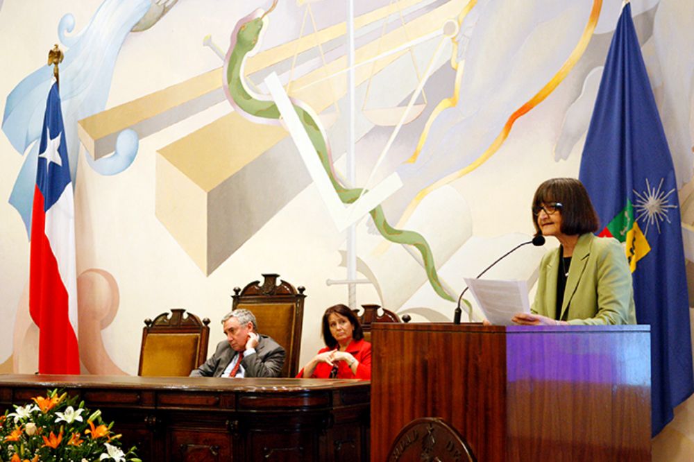 La vicerrectora de Asuntos Académicos, Rosa Devés, hizo hincapié en que los docentes comparten el compromiso con la educación pública y la entrega generosa de sus valores y conocimientos.