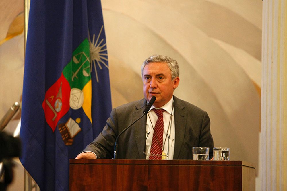 "Sin lugar a dudas, si hay una institución que se define por deberse al país entero es esta", dijo el Rector Vivaldi. 