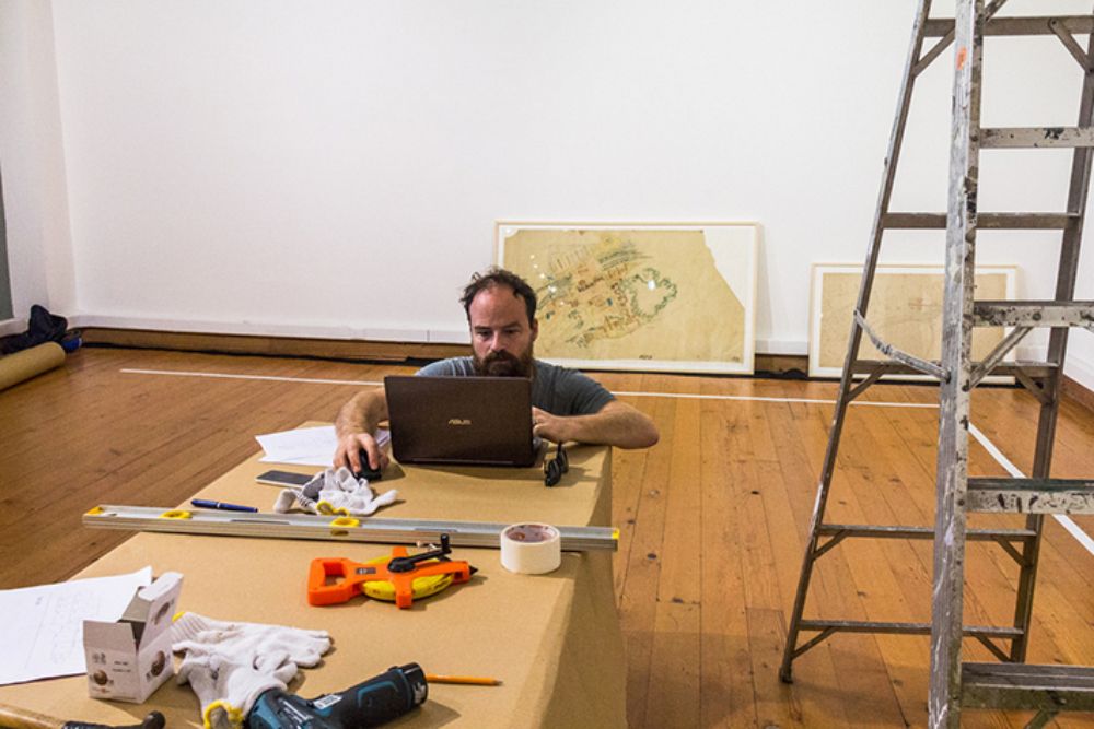 El profesor Maximiano Atria es el curador de esta muestra realizada gracias al esfuerzo de diferentes  académicos de la U. de Chile y representaciones de otras instituciones.