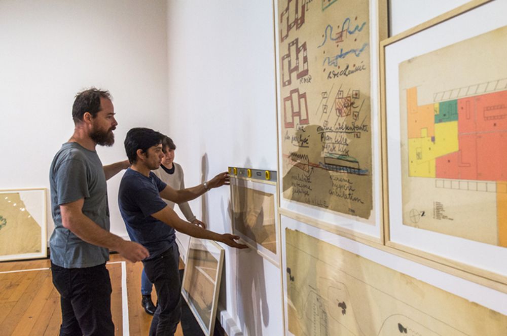 "Qué va a pasar, que están haciendo los arquitectos; esas son preguntas que se pueden hacer mirando los dibujos de Le Corbusier", plantea Atria.