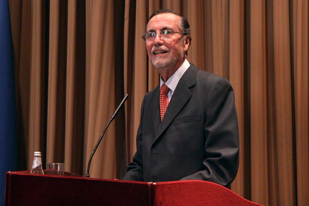 El profesor Víctor Pérez agradeció al Rector Vivaldi y su rectoría por este retrato, y a los académicos y académicas que le permitieron liderar esta Casa de Estudios entre 2006 y 2014.