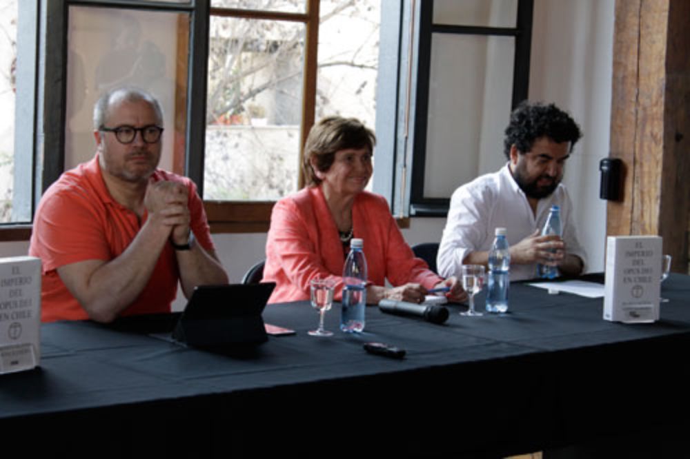 Presentaron el libro "El Imperio del Opus Dei en Chile" los periodistas Carlos Basso  y Óscar Contardo.