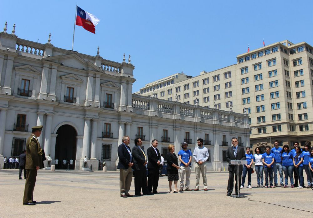 El Decano Patricio Aceituno destacó al grupo de estudiantes que ha trabajado en el desarrollo del Eolian Fénix.