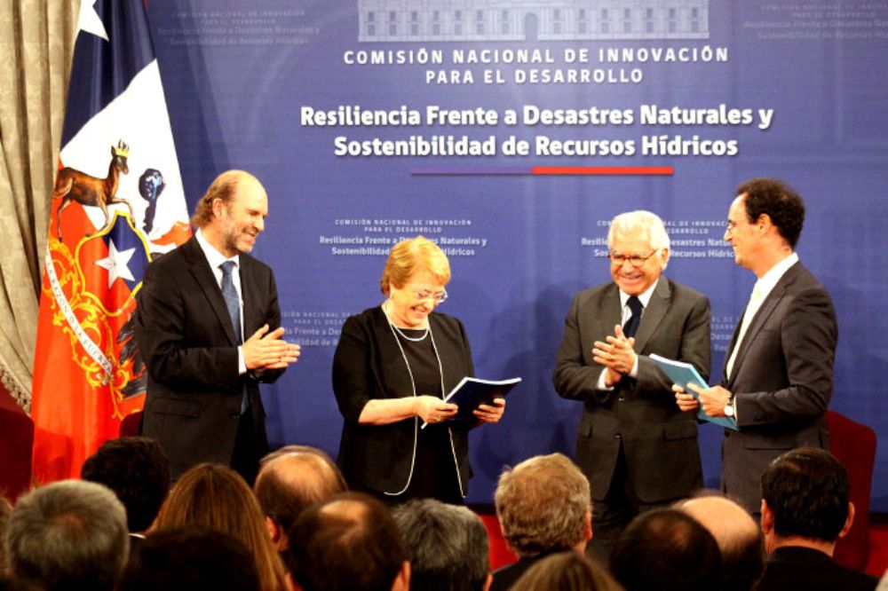 La Presidenta recibió los informes elaborados por las comisiones de Recursos Hídricos y Desastres Naturales.
