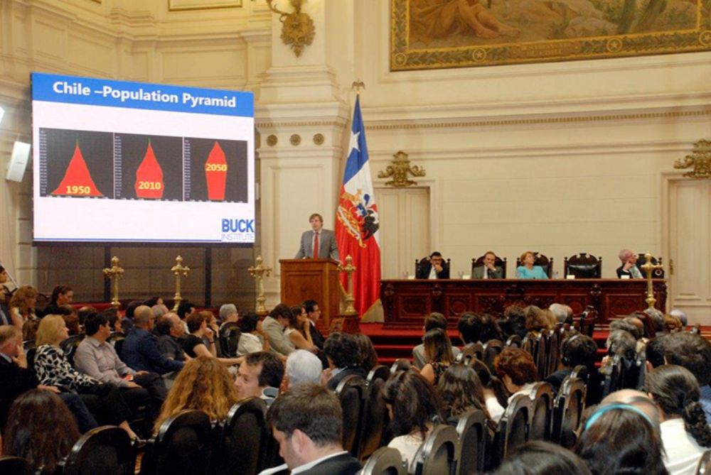 El científico estadounidense expuso sobre cifras y desafíos globales relacionados al envejecimiento.