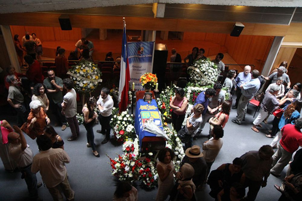 El profesor Luxoro fue el primer chileno en doctorarse en el extranjero, tras cursar estudios de postgrado en Biología Cuantitativa en el MIT de Estados Unidos.