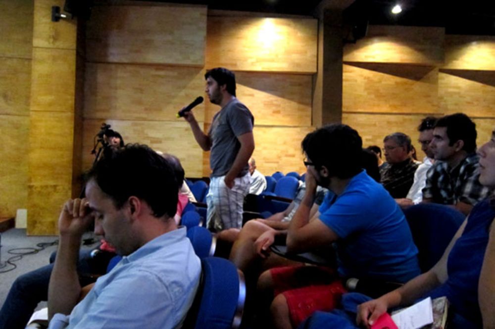 Numerosos estudiantes y académicos asistieron a la conferencia del Dr. Bennett en la Facultad de Ciencias de la Universidad de Chile.