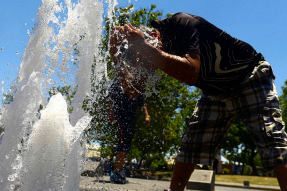 Los barrios de las ciudades registran temperaturas más altas que las áreas rurales dado a que las calles, paredes y techos reciben la insolación en forma directa y la emiten a la atmósfera.