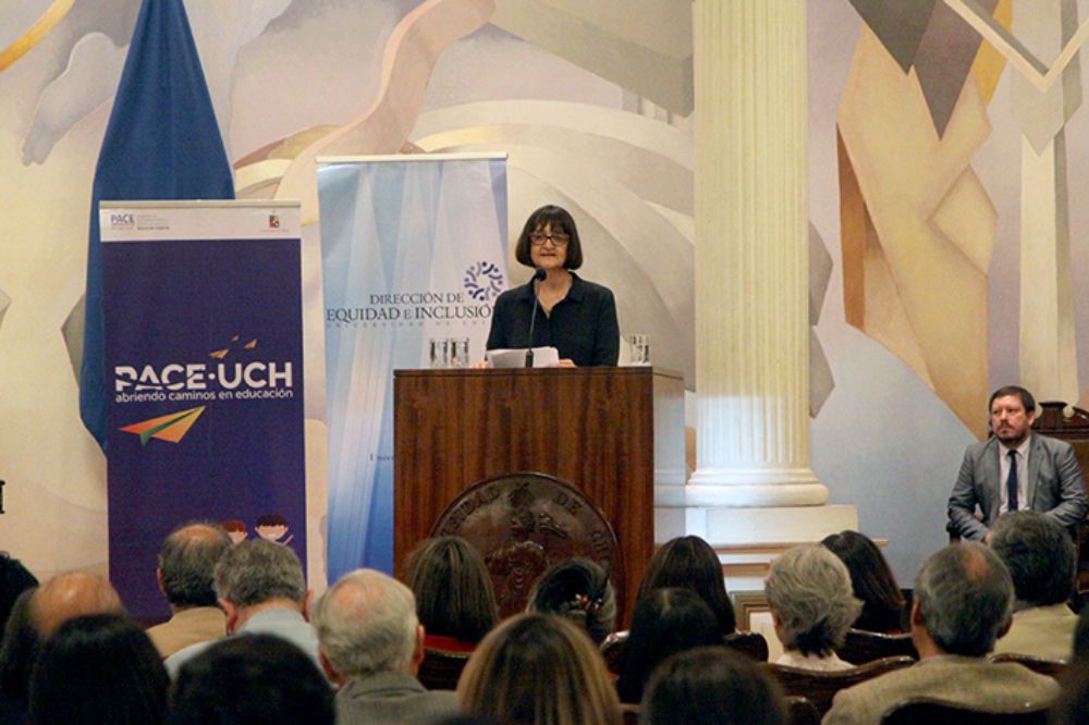 La vicerrectora de Asuntos Académicos, Rosa Devés, aseguró que estas vías de acceso permiten reconocer el talento y el mérito académico independiente de las condiciones de contexto.