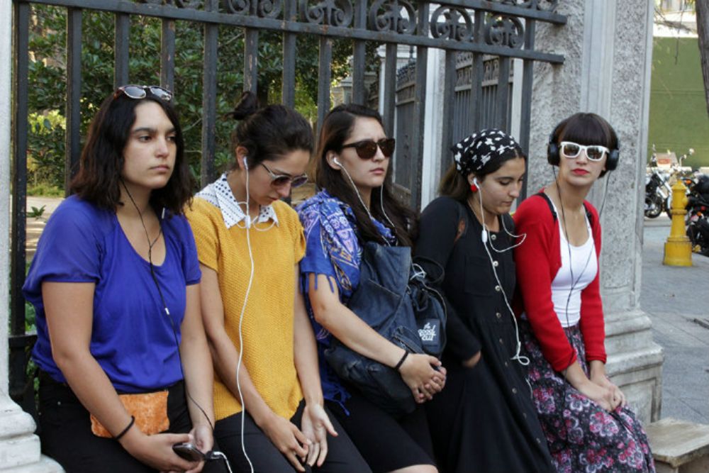 "La aplicación más bien no es un recorrido rígido, sino que es algo súper democrático donde cada uno escoge a dónde va y cuándo apagarla", cuenta Verónica Troncoso, académica de la Facultad de Artes.