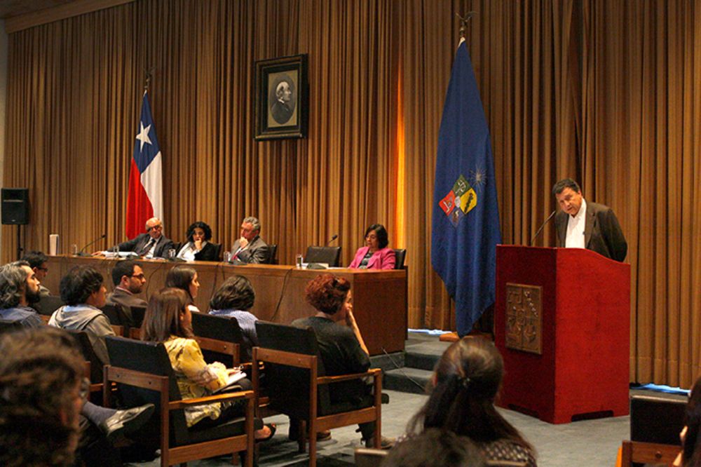 "Por lo rotundo de los textos de este volumen como por la sincronización temporal con los eventos políticos del país, el Senado Universitario felicita el trabajo de la Vexcom", afirmó Letelier.