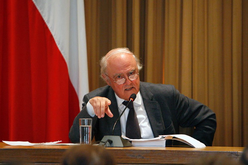 "Hay en los Anales un esfuerzo logradísimo de perseverancia histórica. Lo que hace esta publicación de la U. de Chile, en particular este volumen, es poner en tensión la inteligencia", señaló Squella.