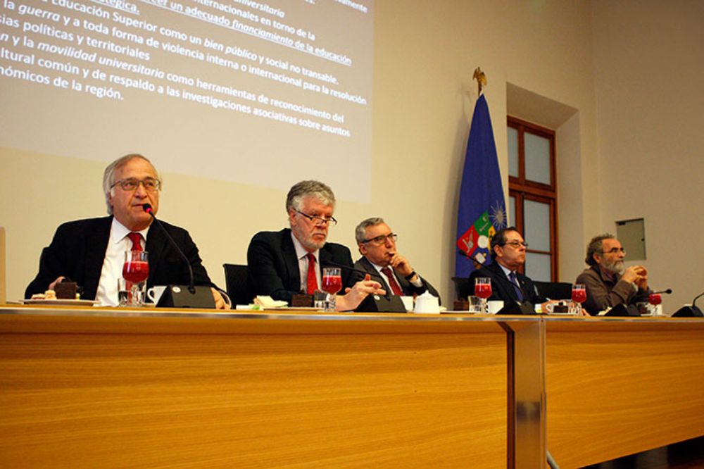El Rector Vivaldi convocó a los delegados diplomáticos de la región en Chile este lunes 10 de abril. La actividad fue organizada de cara a la VIII Asamblea de la Red de Macrouniversidades.