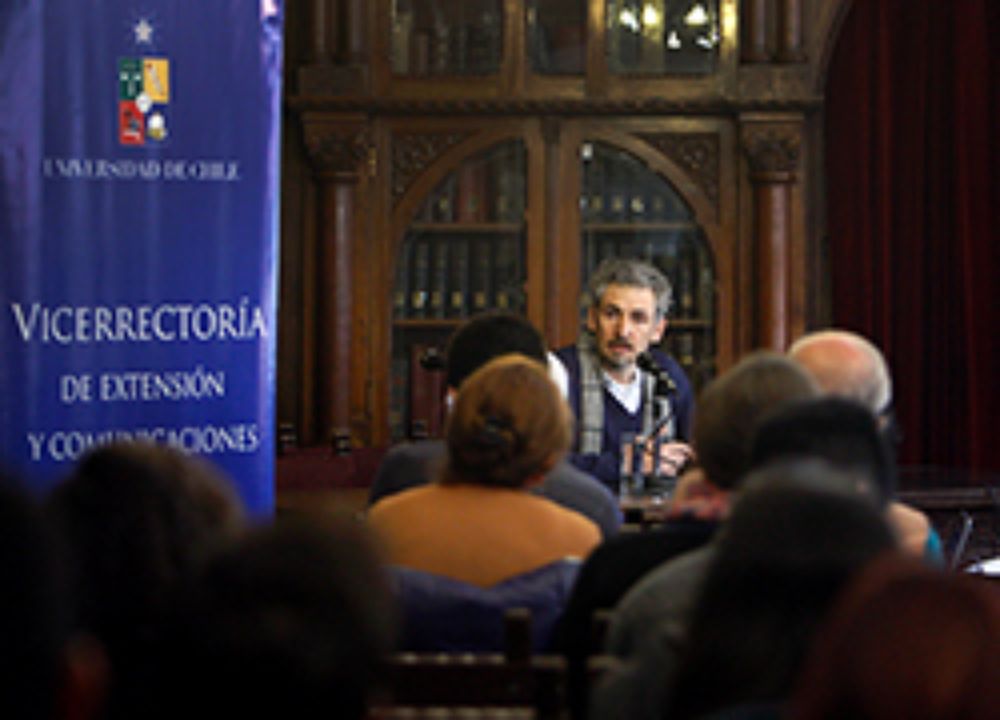 "Los desafíos de la Política Nacional de la Lectura y el Libro en la consolidación de un campo editorial nacional" se tituló la exposición de Paulo Slachevsky, director de LOM y miembro del OLL.