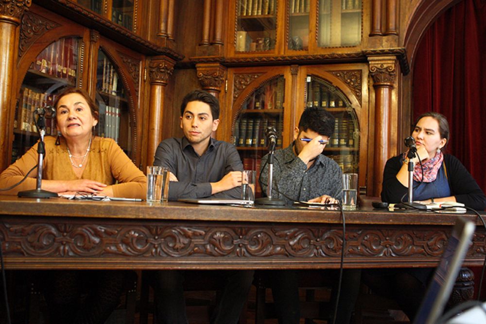 Junto a las exposiciones de Sáez y Slachevsky, se desarrollaron los paneles de discusión integrados por académicos, investigadores y actores del mundo del libro.