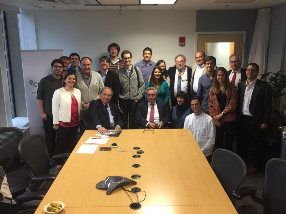 La primera jornada incluyó una reunión especial entre la delegación de la U. de Chile, el embajador de Chile en Estados Unidos, Juan Gabriel Valdés, y los integrantes de Chile-Mass.